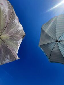 Wenn der Sommer zu viel wird: Reizüberflutung durch Hitze, Helligkeit und Menschenmassen